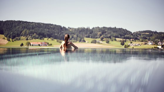 Foto Alexander Kaiser: Ausblick vom SKY-Pool des Impulshotels FREIGOLD in Freistadt.