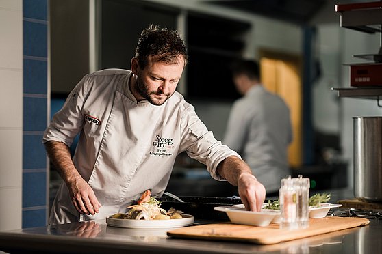 Foto Oberösterreich Tourismus GmbH/Robert Maybach: Fritz (vorne) und Tamino Grampelhuber (hinten) arbeiten in der Küche des Steegwirt in Bad Goisern.