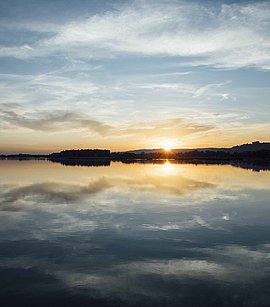 Foto Oberösterreich Tourismus/SINNVIERTEL Tourismus/Tom Son: Sonnenuntergang über dem Inn im Europareservat Unterer Inn.