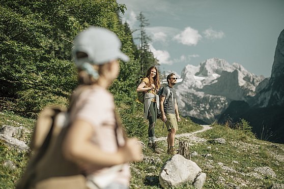 Foto Oberösterreich Tourismus GmbH/Stefan Mayerhofer: Bei einer familienfreundlichen Wanderung am Gosausee das herrliche Bergpanorama genießen.